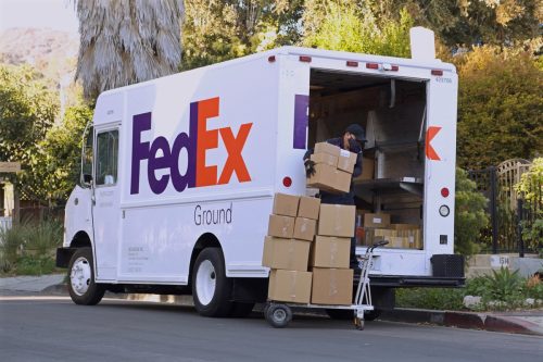Cutii de încărcare a șoferilor de peste mări FedEx pentru camionul de livrare