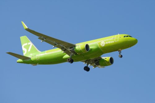 Airbus A320-214 (VP-BOJ) of S7 Airlines on the glide path in the blue cloudless sky