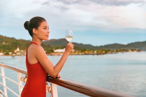 ผู้หญิงกำลังดื่มแชมเปญบนเรือสำราญ