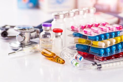 Разнообразие от лекарства, хапчета, опаковки с антибиотици, течности