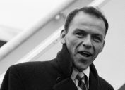 Frank Sinatra lên chuyến bay từ London đến New York năm 1952