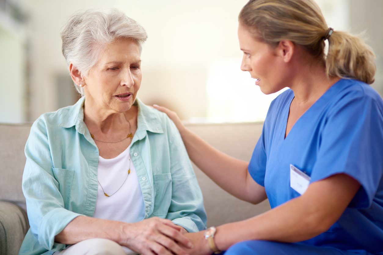 Eine ältere Frau spricht mit einem Arzt darüber, was sie aufgrund von Demenz oder Alzheimer vergisst