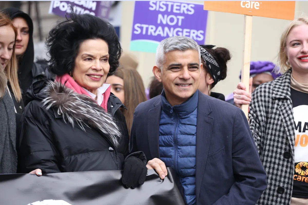 Bianca Jagger y el alcalde de Londres Sadiq Khan en 2020