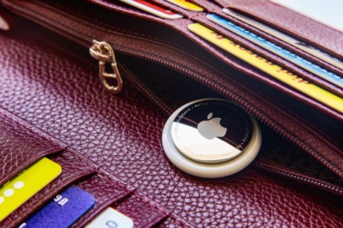 Apple AirTag ในกระเป๋าเงินพร้อมบัตรส่วนลดและบัตรเครดิต  แกดเจ็ตใหม่จาก Apple