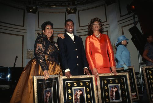 Aretha Franklin, Baby Face Edmonds și Whitney Houston la concertul pre-Grammy al lui Clive Davis în 1997