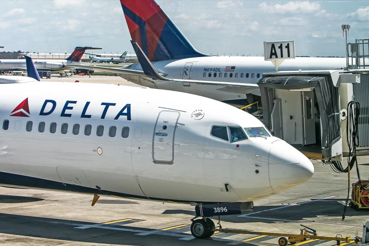 Un avion de pasageri Delta Air Lines la poarta Aeroportului Internațional Hartsfield-Jackson Atlanta.