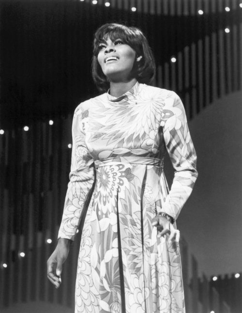Dionne Warwick cântând în 1969