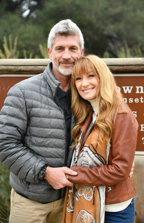 Joe Lando and Jane Seymour at the Open Hearts Foundation's Young Hearts volunteer experience in 2021