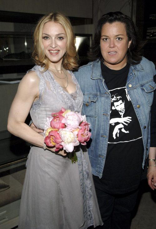Madonna และ Rosie O'Donnell ที่ "ล็อตซ่า เดอ กาชา" โดย Madonna Book Party ในปี 2548