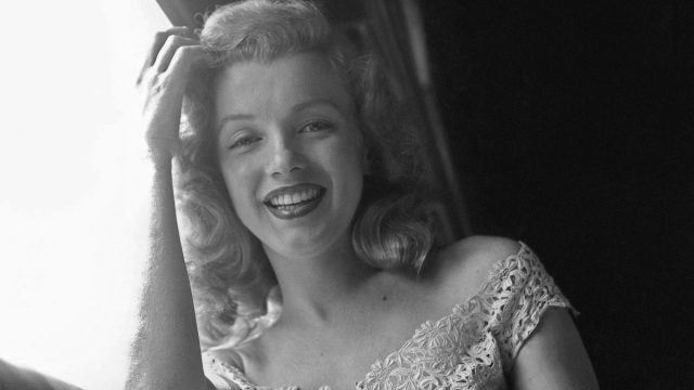 Marilyn Monroe on a train in 1949