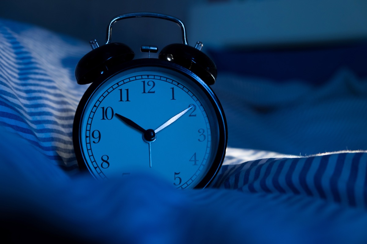 Đồng hồ hiển thị thời gian trên giường