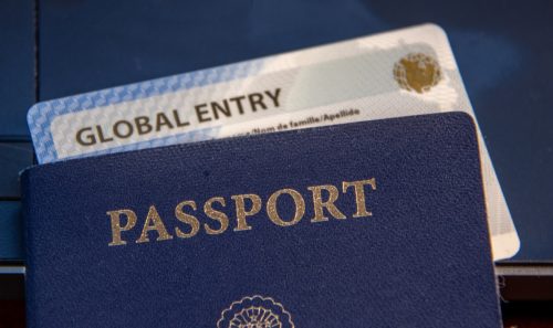 Global Entry Card ภายในหนังสือเดินทางสหรัฐอเมริกา