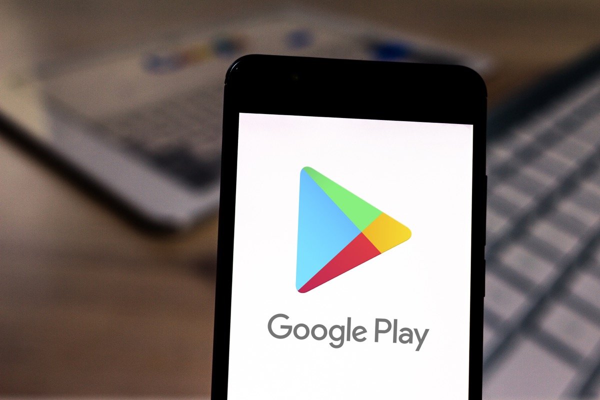 Sigla Google Play pe dispozitivul mobil