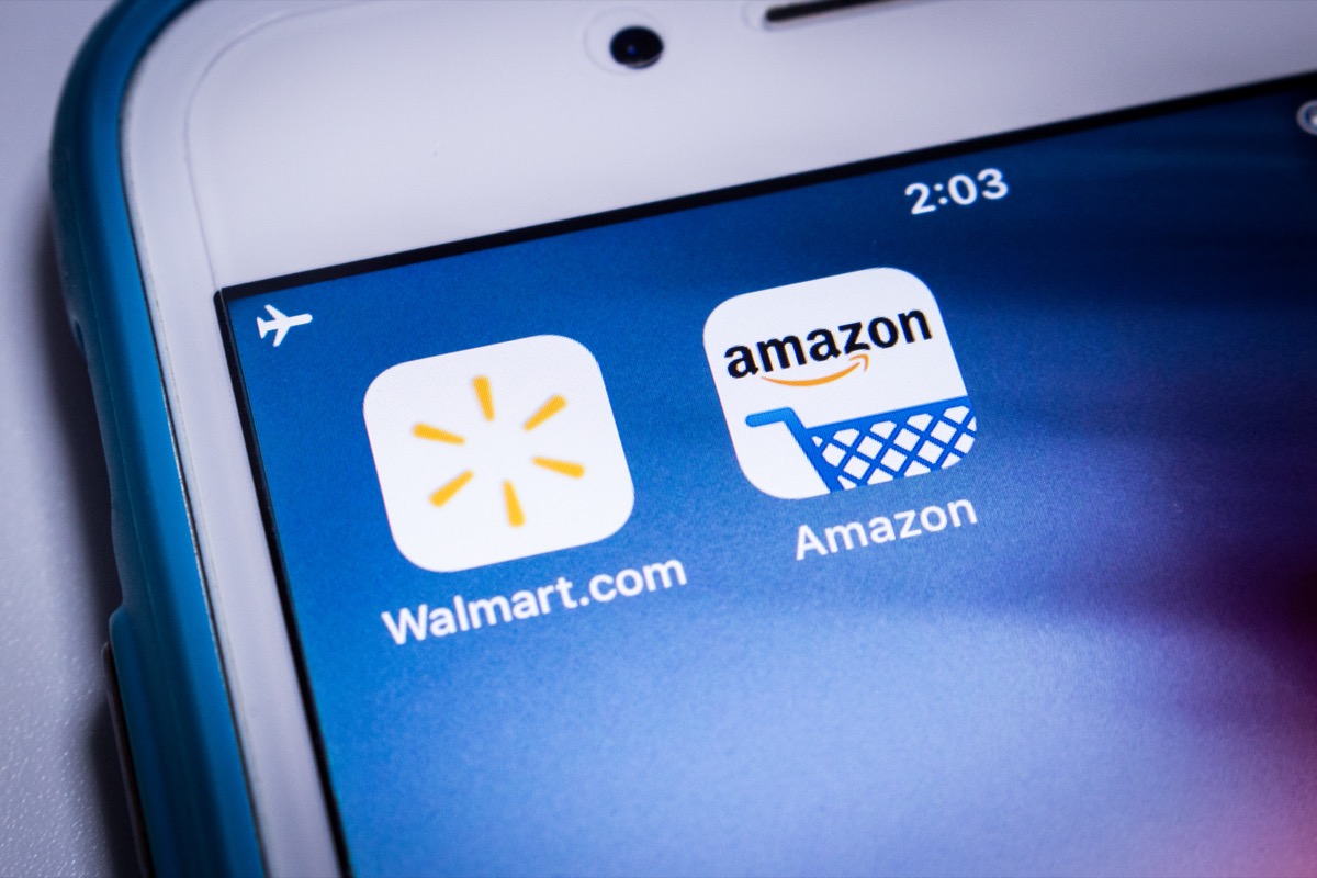 Walmart- und Amazon-Apps auf dem Telefon