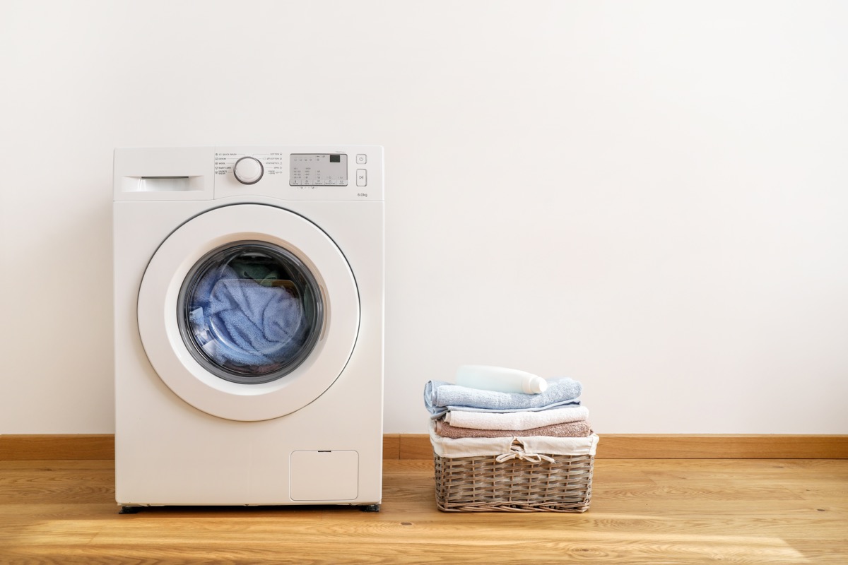 Waschmaschine mit Wäschekorb daneben
