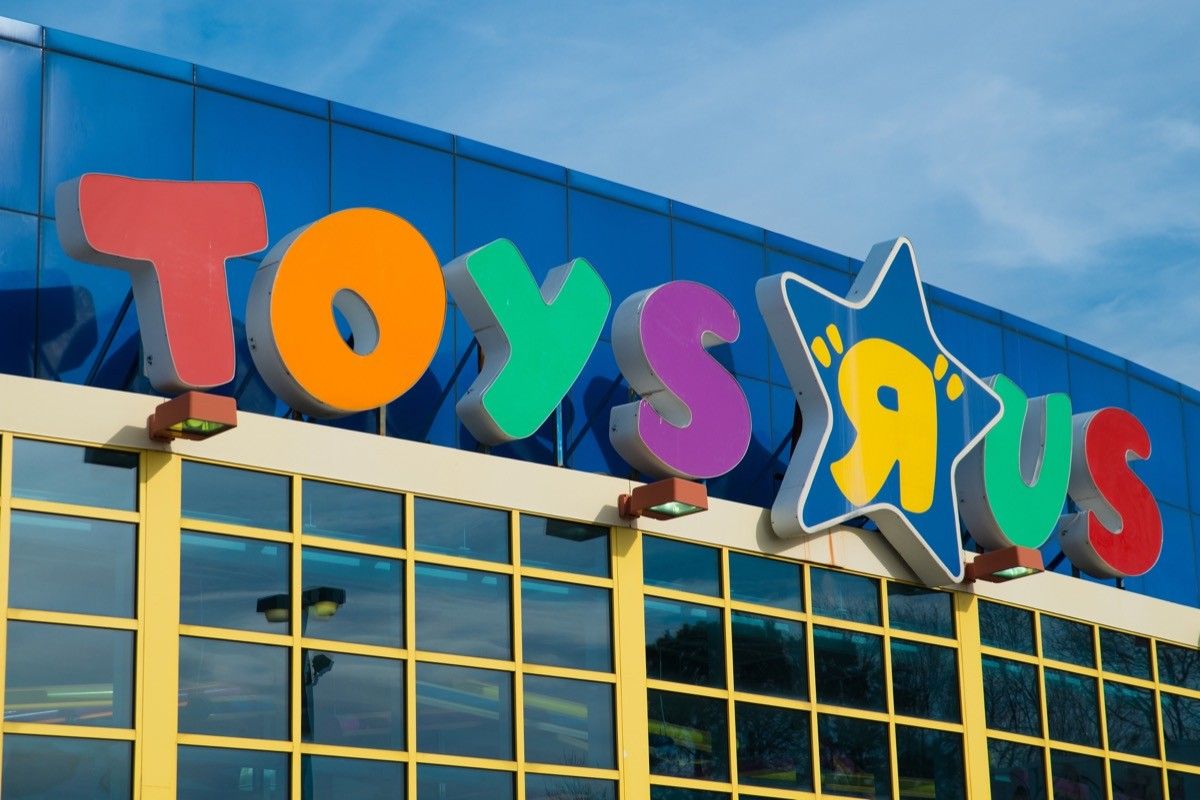 toys r us coming back 2022