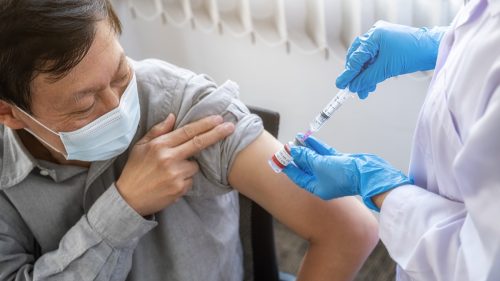 หมอฉีดวัคซีนป้องกันโควิด-19 ให้ชายสูงวัย