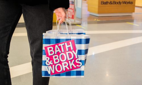 Frau, die Bad und Körper trägt, arbeitet wieder beim Einkaufen