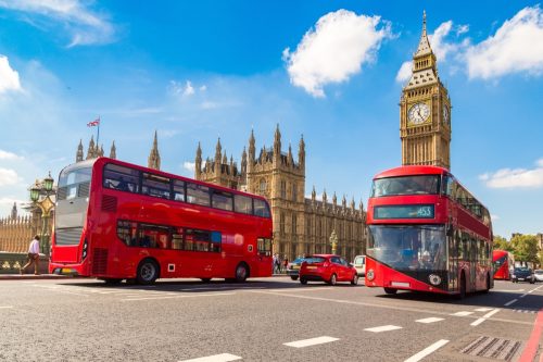 Doppeldeckerbusse vor Big Ben in London