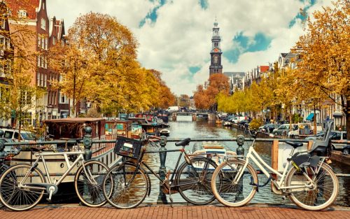 Fahrräder auf dem Kanal in Amsterdam
