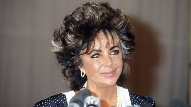 Elizabeth Taylor at a gala at the Paradis Latin organized for the fight against AIDS in 1985
