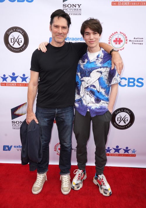 Thomas Gibson และลูกชาย Travis ที่งาน Ed Asner and Friends Poker Tournament Celebrity Night ในปี 2019