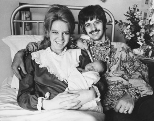 Ringo Starr und seine Frau Maureen mit ihrem neugeborenen Baby Jason im Jahr 1967