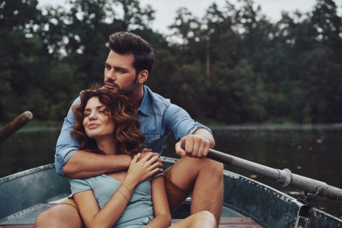 Zwei Personen in einem Boot