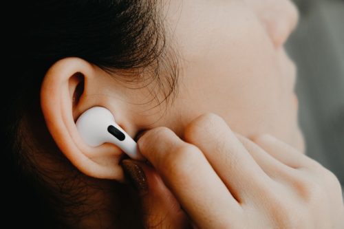 woman pudding apple airpod in ear