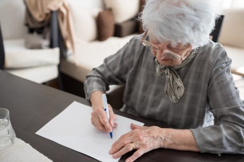 Eine ältere Frau macht einen kognitiven Test für Demenz
