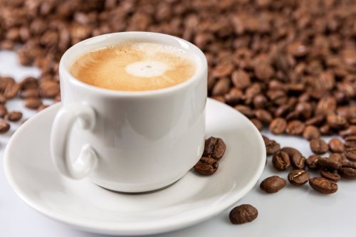 Espressotasse mit Kaffeebohnen