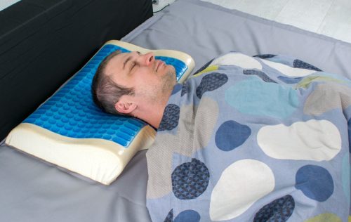 човек спава на расхладном јастуку
