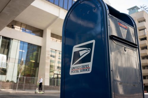 USPS-Briefkasten auf dem Bürgersteig