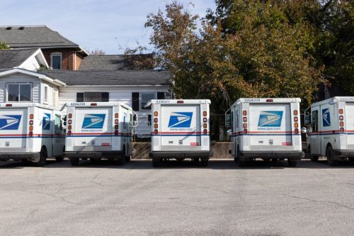 Camioane de poștă USPS parcate