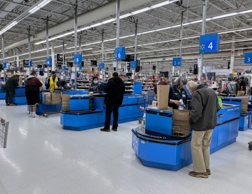 Clienții care fac check-out la Walmart