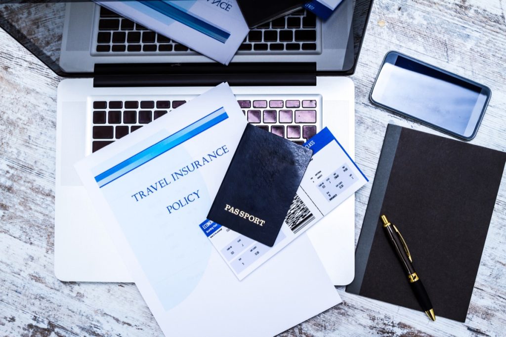 Documents de voyage, y compris assurance et passeport