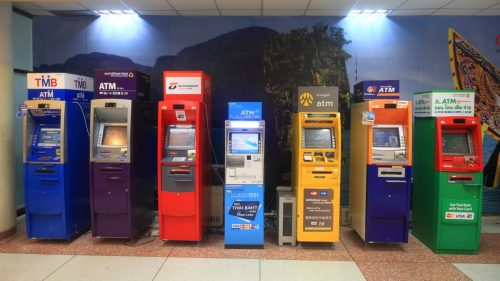 Reihe von Geldautomaten am Flughafen