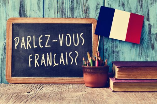 Француска реченица на табли са француском заставом