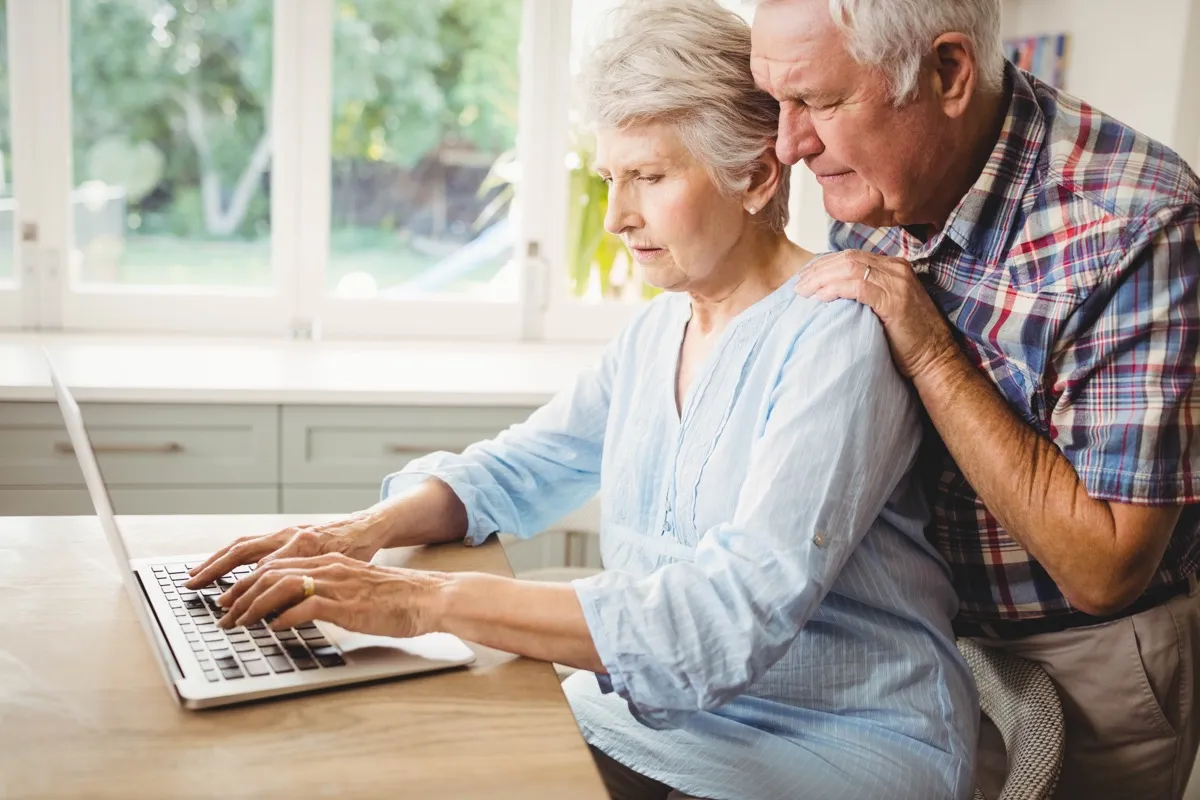 Cuplu de bătrâni își caută anxietatea pe laptop