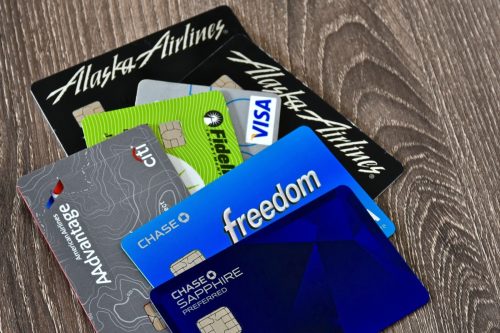 Ein Stapel verschiedener Kreditkarten