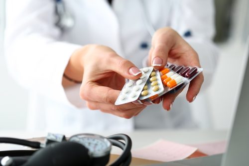 Der Arzt liefert verschiedene Arzneimittelpackungen