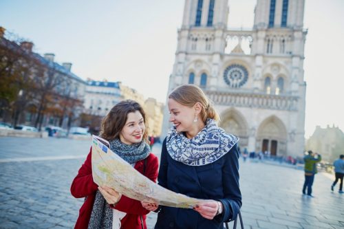 Zwei Frauen halten eine Karte in der Nähe von Notre Dame
