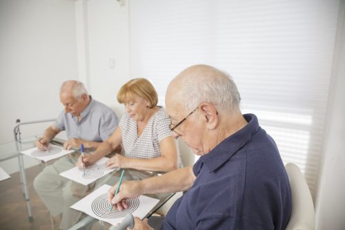 Adulții în vârstă care trec prin teste cognitive