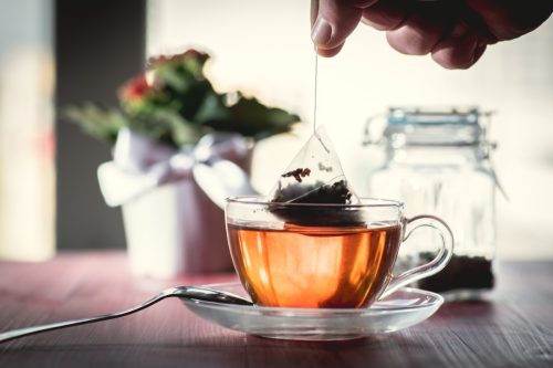 Ставите врећицу чаја у стаклену шољу напуњену топлом водом