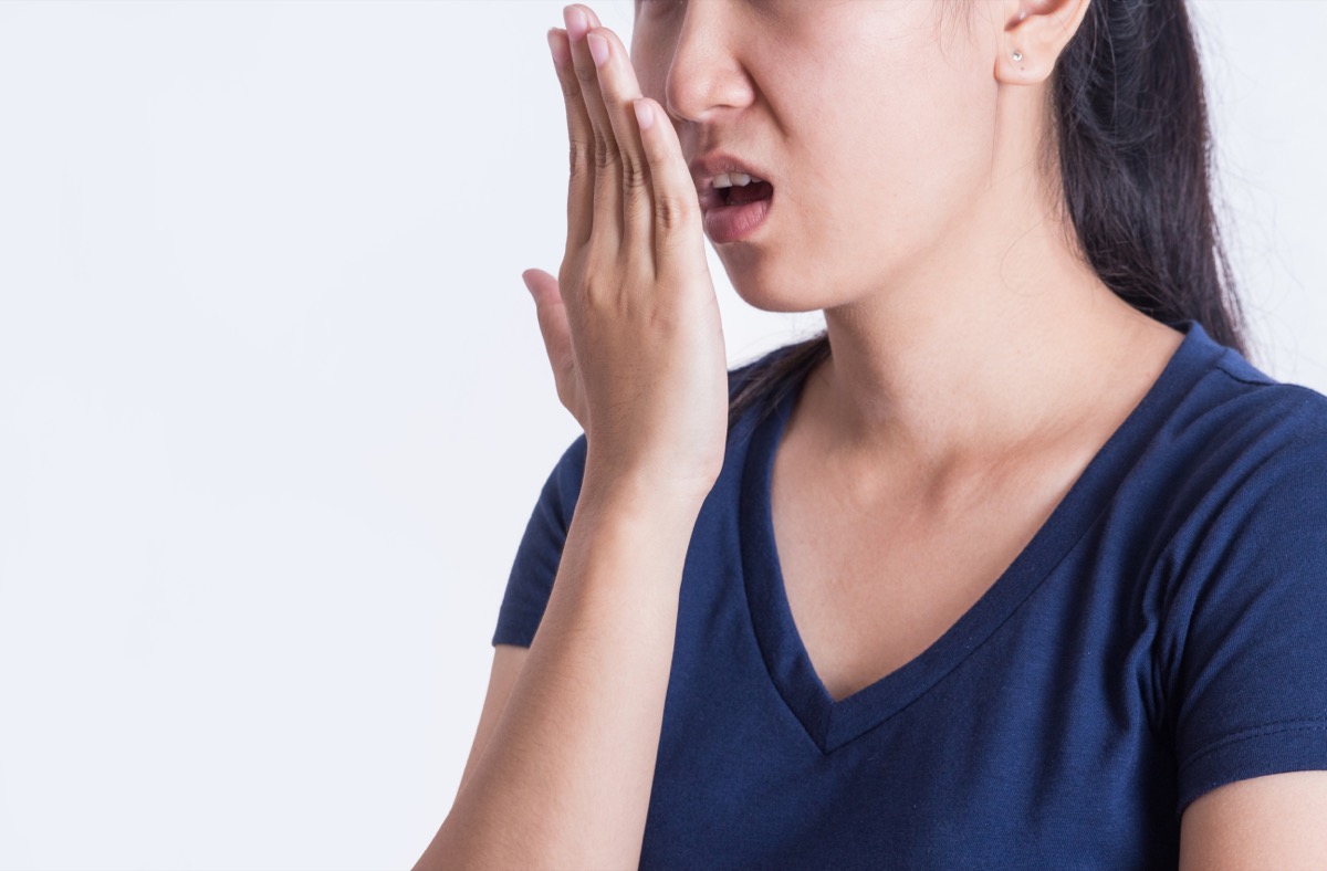 Femeie verifică respirația urât mirositoare