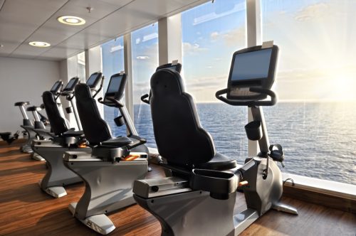 Ein Fitnessstudio auf einem Kreuzfahrtschiff