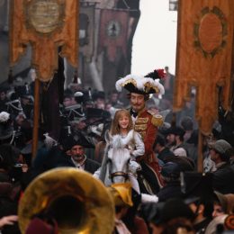 John Neville and Sarah Polley in "The Adventures of Baron Munchausen"