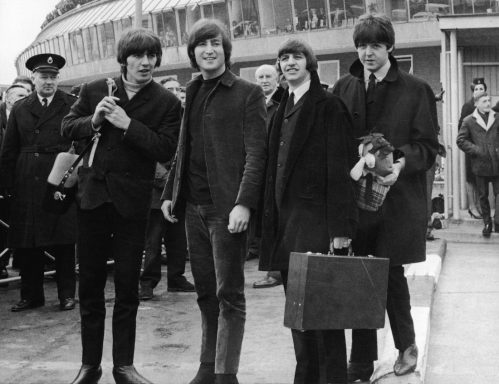 The Beatles în fața unui aeroport necunoscut în 1965