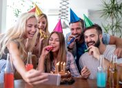 dấu ngoặc kép sinh nhật: tổ chức một bữa tiệc sinh nhật