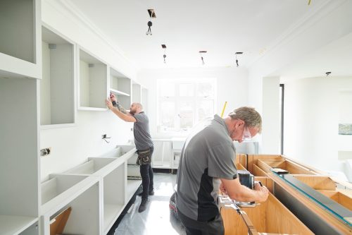 Zwei Schreiner installieren Küche